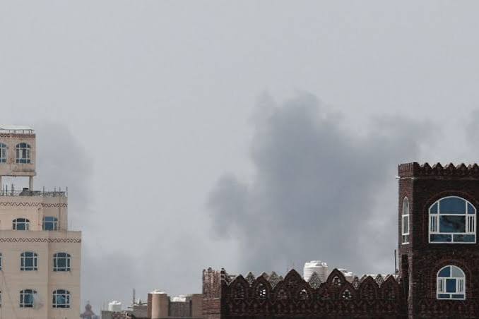 الحكومة اليمنية: استهداف مطار صنعاء جاء لمنع وصول طائرة إيرانية